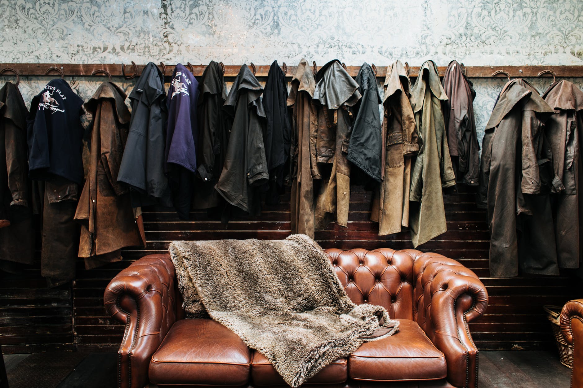 5 ways to preserve and clean leather goods that do not explode, mold, or peel