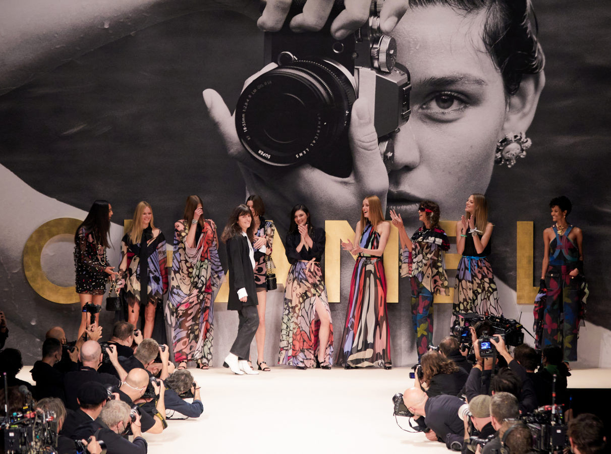 Chanel ready-to-wear spring summer 2022 collection revitalizing the 80s - 90s fashion imprints to pay tribute to chanel's photographers