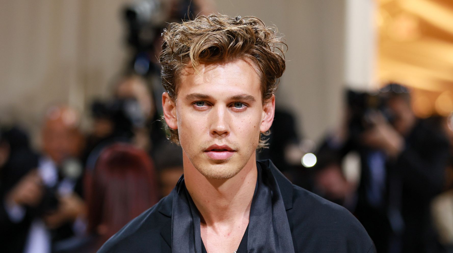 Elvis actor austin butler revives the charm of traditional tailoring on the red carpet