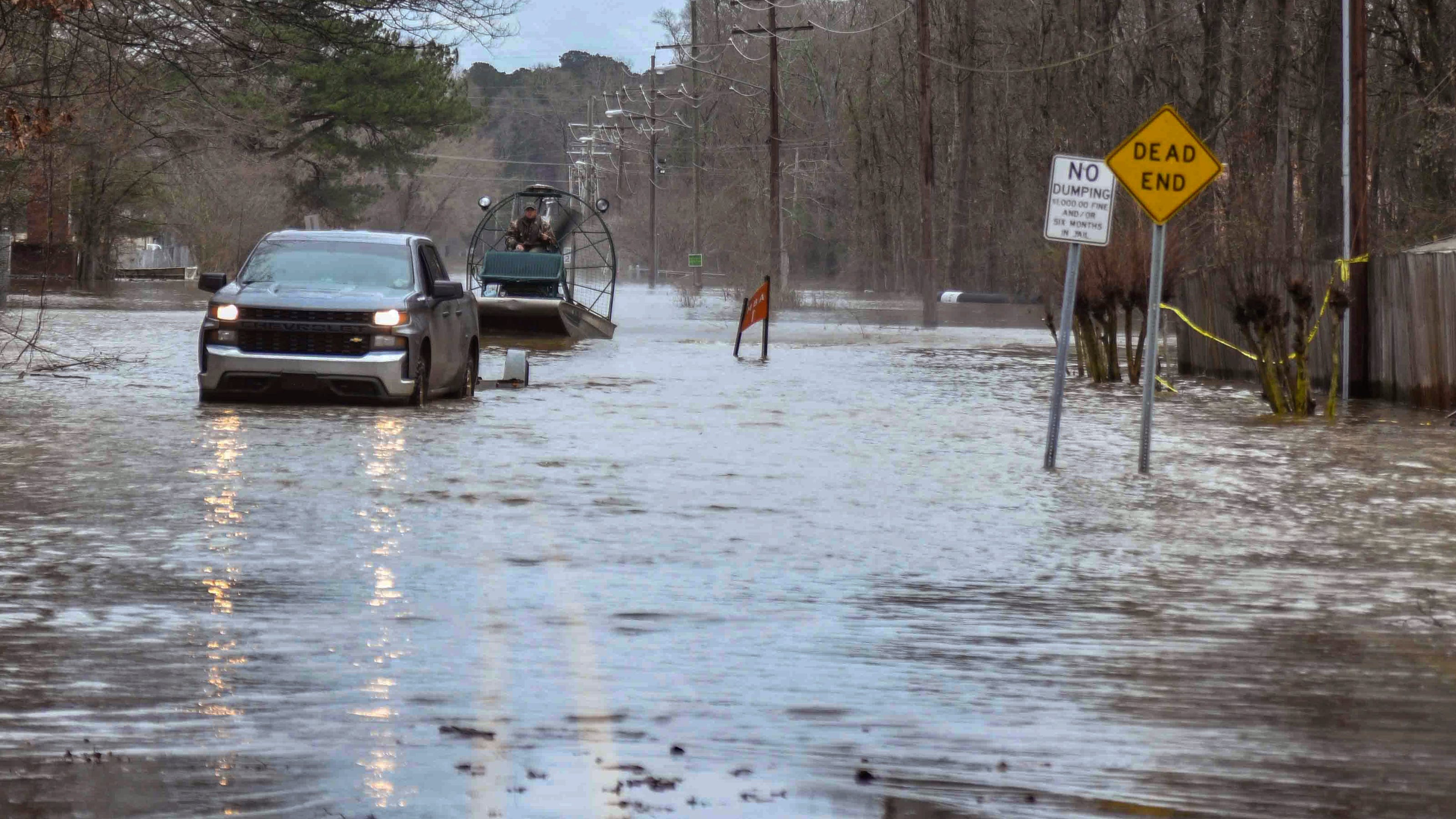 The mayor of Mississippi issues a warning to citizens to leave before the river levels rise