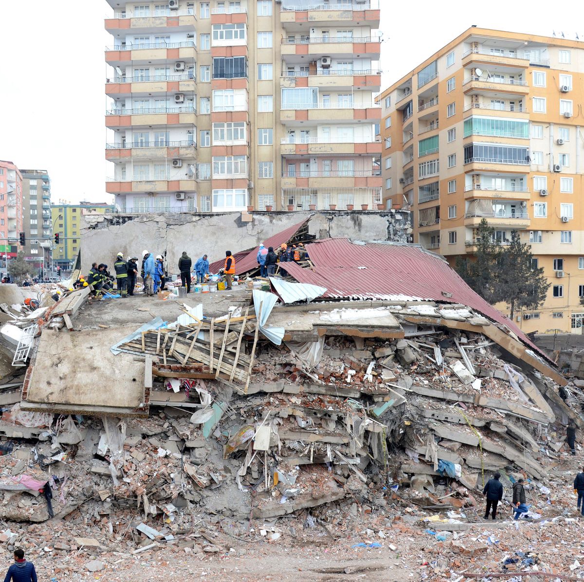 Photographer mert alas calls for help for earthquake victims in turkey and Syria